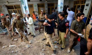 Tragedia en Pakistán: mueren 27 alumnos y un profesor al derrumbarse el techo de un colegio