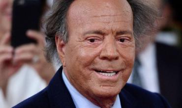 Julio Iglesias, otra vez en problemas: la Justicia española avala que se lo investigue por agresión sexual