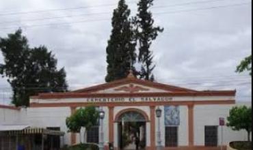 La dura realidad del Cementerio El Salvador: el director describe abandono, deudas y restos hallados en techos y pasillos