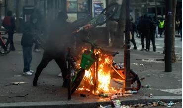 Protestas masivas en Francia degeneran en destrozos y saqueos en jornada de gran violencia