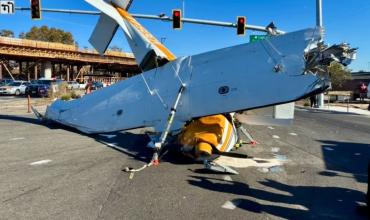 Accidente aéreo en San José: una avioneta con tres pasajeros se estrelló en una calle concurrida y todos sobrevivieron