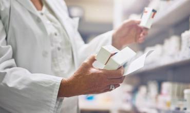 Organizaciones de adultos mayores demandaron a la ANMAT por el reemplazo de los prospectos en papel por códigos QR