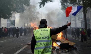 Múltiples ciudades francesas anuncian toque de queda tras fin de semana de protestas violentas