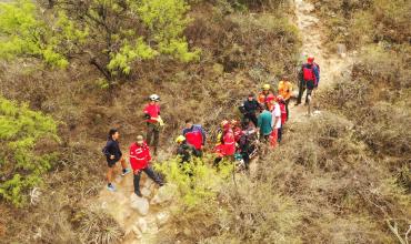 Rescataron a una mujer que se fracturó una pierna haciendo trekking en el cerro del Oratorio del Calvario