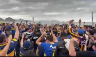 Los hinchas de Boca realizaron un banderazo en las playas de Río de Janeiro en la previa del duelo ante Vasco da Gama