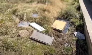 Malvinas: la TV chilena mostró placas de los familiares de los soldados argentinos tirados fuera del Cementerio de Darwin
