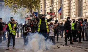 La Fiscalía de París investiga la muerte de un manifestante y la represión de un socorrista voluntario