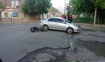 Choque entre un auto y una moto en Famatina: un joven sufrió un traumatismo leve en la rodilla y recibió el alta