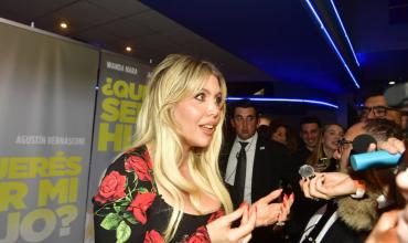 El llamativo look de Wanda Nara en la presentación de su nueva película: diseño midi, escote y estampado con rosas