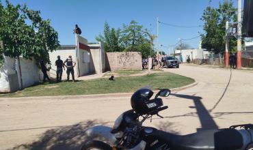 Un hombre con orden de detención se subió al techo de una casa  y amenazó con atentar contra su integridad física en el barrio Susana Quintela