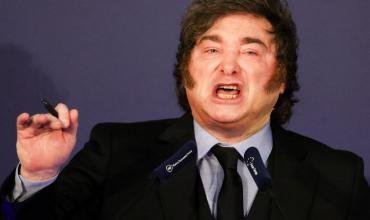 Milei volvió a atacar a Pedro Sánchez y a la prensa, y advirtió: “Voy a morir con las botas puestas”