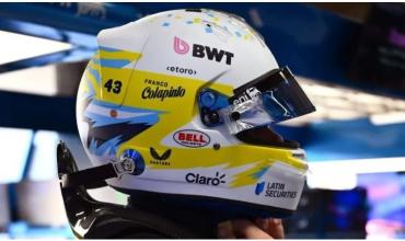Con "un poco de Boca", el nuevo casco que presentó Colapinto