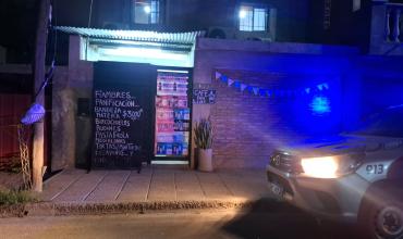 Un delincuente trepó el portón de un kiosco y robó mercadería en barrio Suboficiales