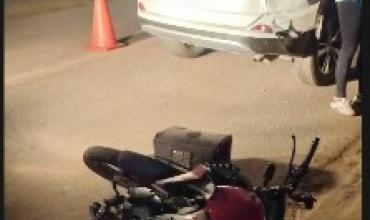 Choque entre una camioneta y una moto en calle Oncativo: un joven sufrió un traumatismo en la pierna y no fue trasladado