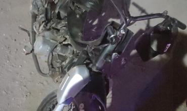 Chocaron dos motos en el barrio Francisco I: cuatro jóvenes cayeron al asfalto, entre ellos dos menores, y no fueron trasladados