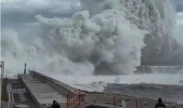 El tifón Champi se cobró una vida en Taiwán y se dirige hacia China y Japón