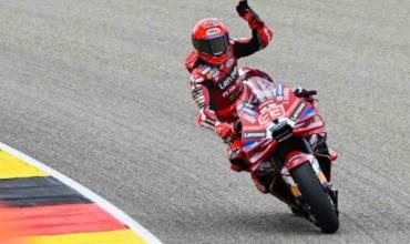 Marc Márquez se impuso en la carrera sprint de Australia y es el nuevo líder del campeonato de MotoGP