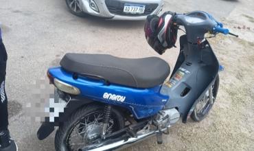 Choque en cadena en el barrio Juan Ramírez de Velasco: una moto chocó contra un auto en movimiento y luego contra otro estacionado