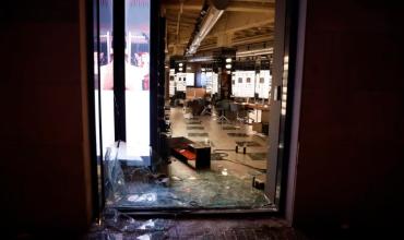 Una protesta de jóvenes en Barcelona deriva en destrozos y choques con la policía