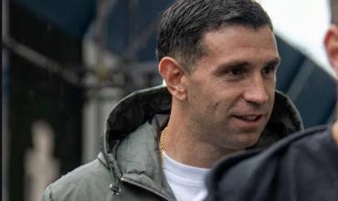 Dibu Martínez fue a alentar a sus compañeros de Chelsea a una semana de su operación