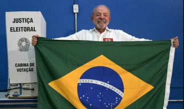 Lula votó en el balotaje y dijo que Bolsonaro “fue educado para mentir”