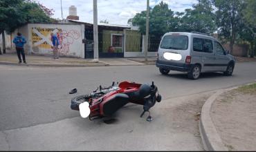 Una mujer de 74 años fue trasladada al hospital tras un choque entre una moto y una camioneta en el barrio San Cayetano