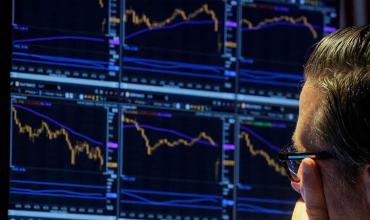 El riesgo país baja a 758 puntos y suben las acciones argentinas en Wall Street