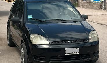 Secuestraron un auto en el barrio Carlos Saúl Menem por una denuncia de defraudación contra la mujer que lo tenía en su poder