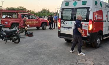 Choque entre un auto y una moto en el barrio Benjamín Rincón: una joven de 18 años resultó herida
