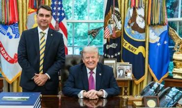 Flávio Bolsonaro se autoproclamó presidente de Brasil, y les agradeció a Javier Milei y Donald Trump en una carta