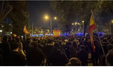 Masiva protesta en España frente al Ministerio de Transportes tras el choque de trenes