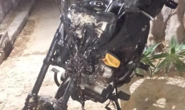 Una motocicleta se incendió mientras su dueño reparaba el carburador en el barrio Luis Vernet