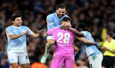 Geronimo Rulli atajó dos penales y fue el héroe de Manchester City en la Carabao Cup