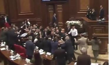 Escándalo en Armenia: diputados se agarraron a las piñas y revolearon sillas en pleno Parlamento