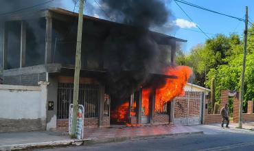 Un voraz incendio destruyó un comercio en Sanagasta: la propietaria escuchó una explosión antes de descubrir el fuego