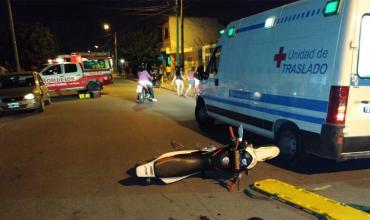 Motociclistas embistieron a un auto que se encontraba estacionado