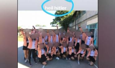 Córdoba: escándalo por la foto de unos alumnos haciendo el saludo nazi en el patio de un colegio