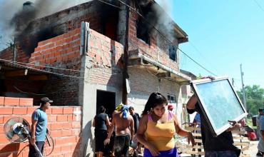 Vecinos del niño asesinado en Rosario saquearon e incendiaron la casa de presunto narco