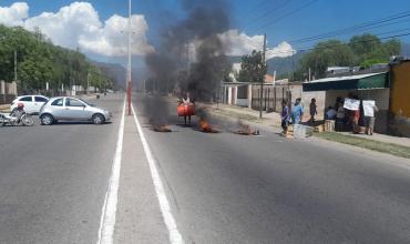 Protesta por falta de agua en Av. Yacampis