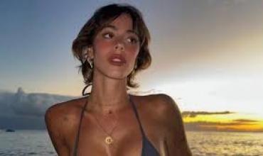 Las sensuales postales de Tini Stoessel en la playa con su nuevo aspecto y la reacción de Young Miko al verlo