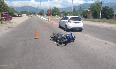 Choque entre una moto y un auto por Potrerillo y Av. Juan Manuel de Rosas