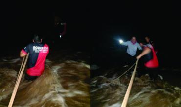 Por las fuertes lluvias, rescatan a familia atrapada en cercanías de Olta