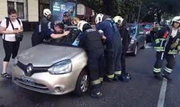 Rescatan a una beba que quedó encerrada en un auto: su madre se había olvidado las llaves adentro