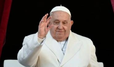 El papa Francisco sigue mejorando tras 25 días de internación