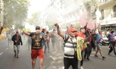 Tensión en el Congreso por la marcha de los jubilados junto a los barras