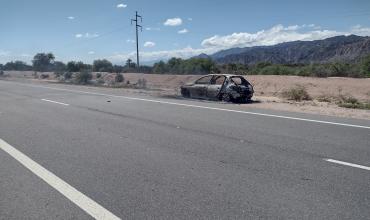 Incendio de vehículo en Ruta Nacional 74: dos ocupantes ilesos