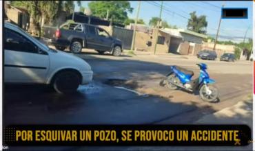 Por esquivar un bache, moto colisionó con automóvil