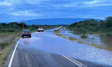 Alerta por gran caudal de agua en el cruce del Río La Brea, en Chañar