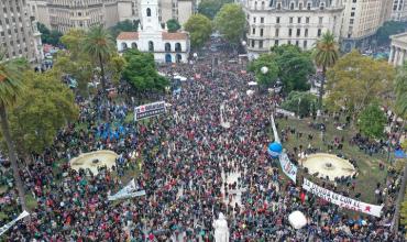 La caravana de La Cámpora marcha desde la ex ESMA a Plaza de Mayo, con Máximo Kirchner a la cabeza