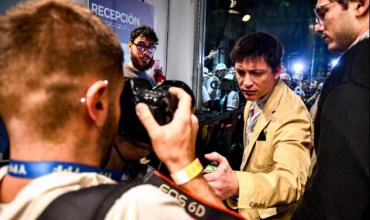 Grave gesto de intimidación de Santiago Caputo a un fotógrafo antes del debate legislativo